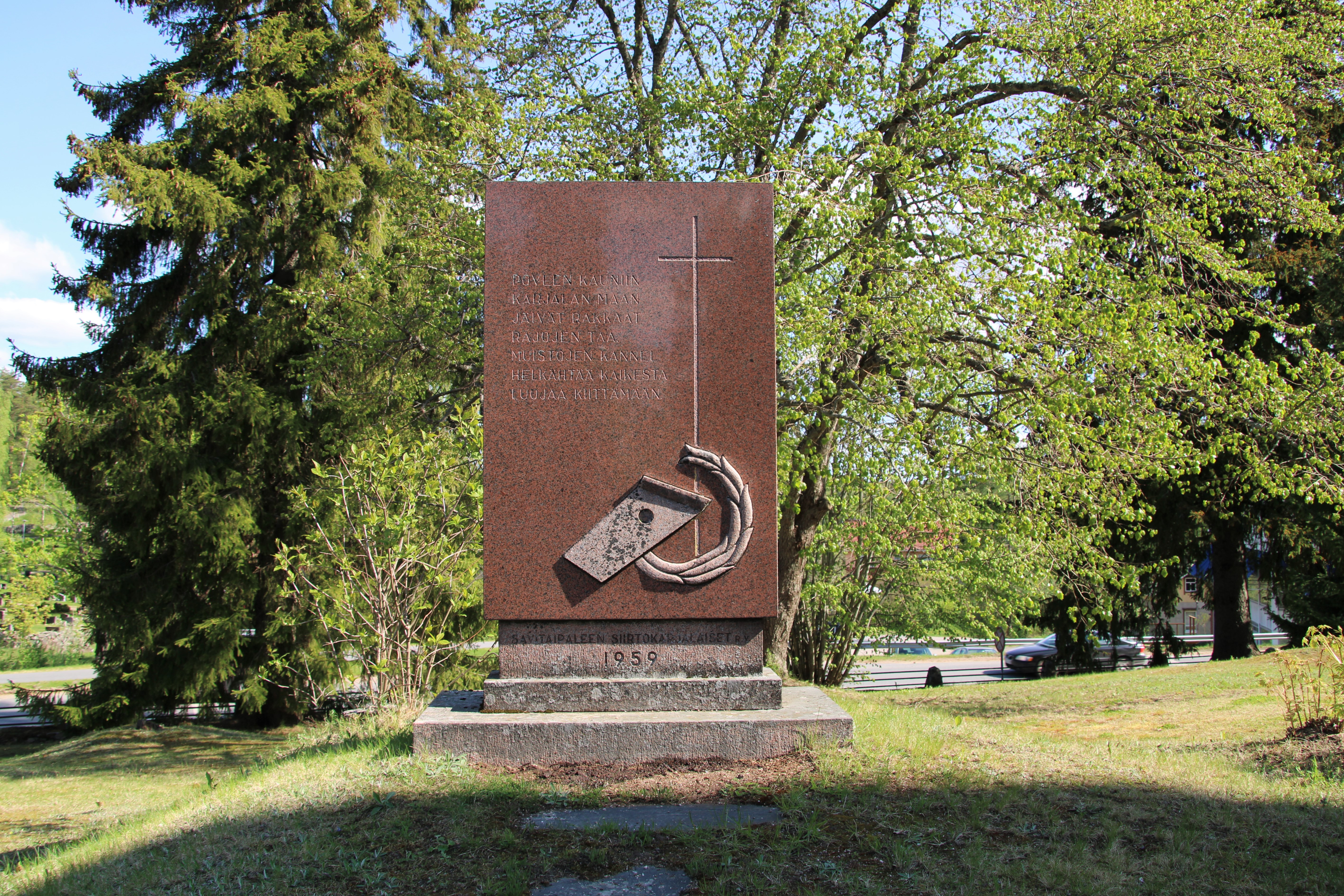 Kuvassa Karjalaan jääneiden muistomerkki.