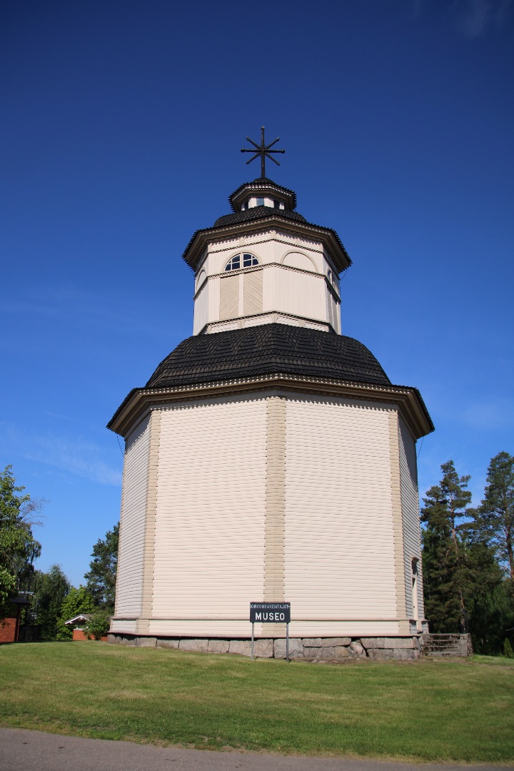Kuvassa Savitaipaleen kirkon kellotapuli, joka toimii kirkonrakentajien museona.