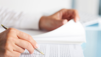 Kuvassa asiakirjojen kirjoitusta, kuvituskuva.