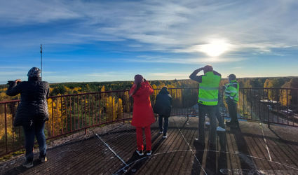 Kuvassa henkilöitä katselemassa maisemia vesitornissa.