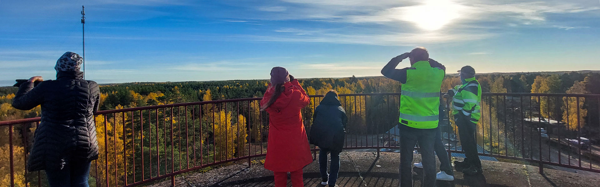 Ihmisiä vesitornin katolla katsomassa maisemia.