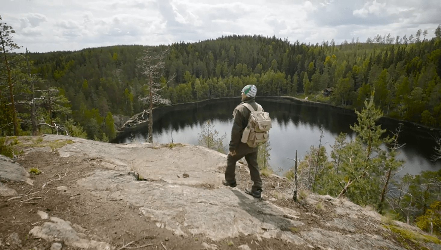 Kuvassa retkeilijä Orrainpolulla, Luontolahdenvuorella kävelemässä.