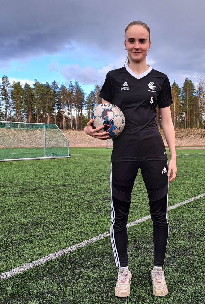 Kuvassa jalkapalloilija Julia Enbuska.