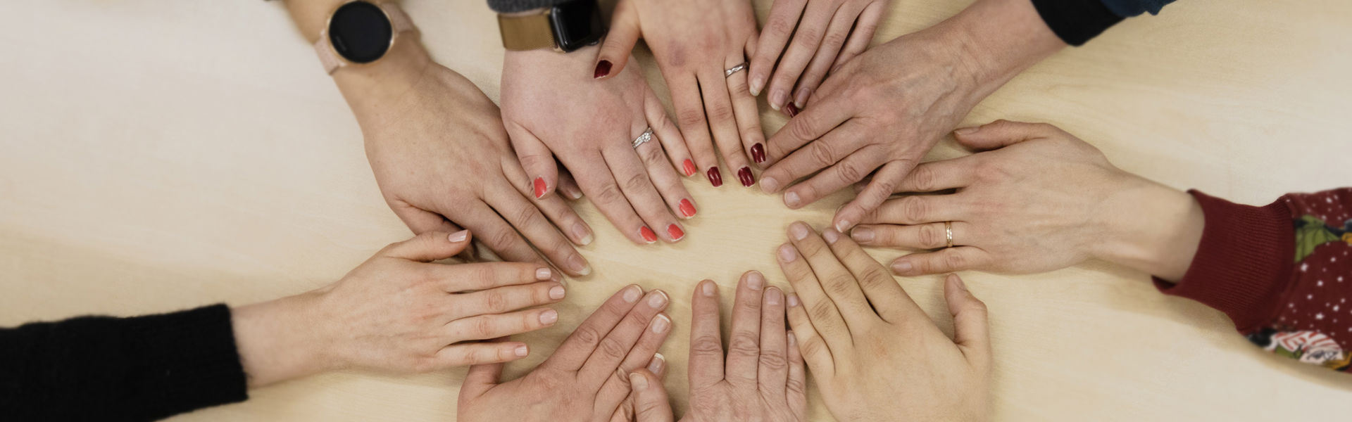 Kuvassa käsiä yhdessä.