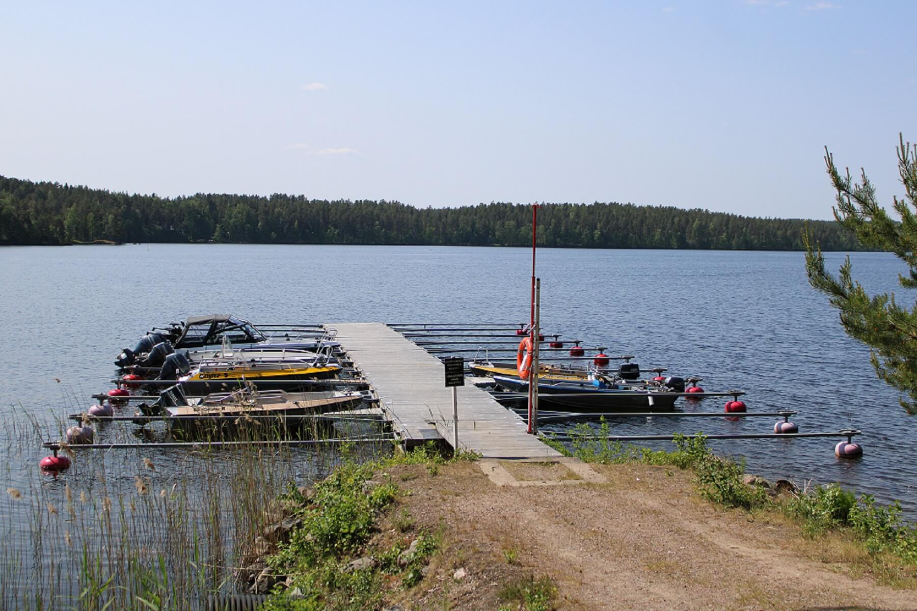 Kuvassa Paimensaaren laituripaikat veneille.