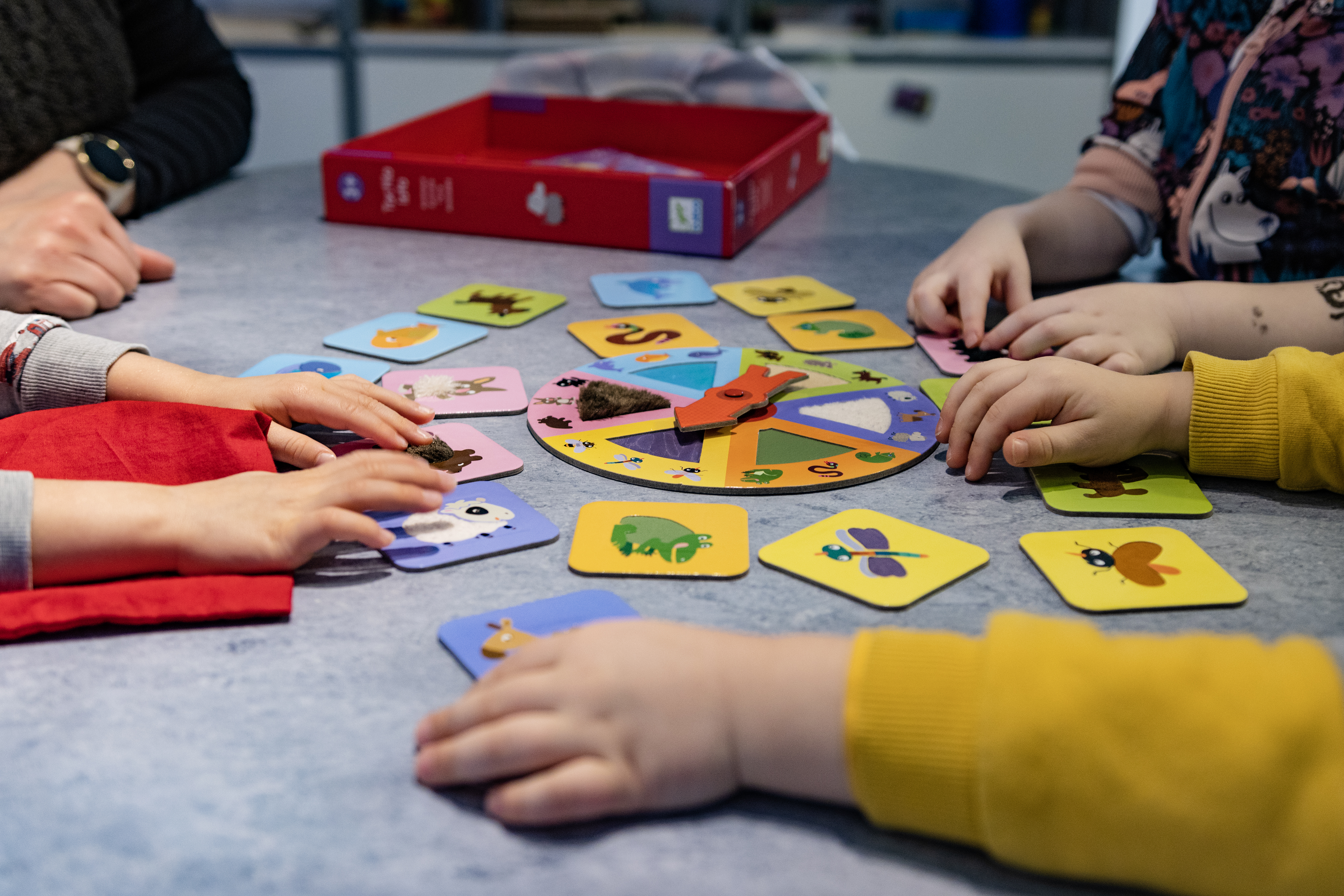 Kuvassa lapset pelaavat peliä.